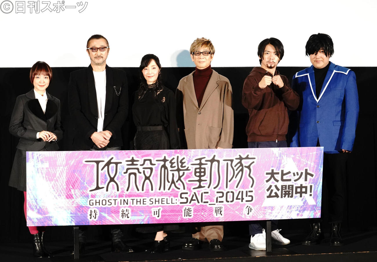 アニメ映画「攻殻機動隊　SAC＿2045持続可能戦争」の公開記念舞台あいさつに出席した、左から潘めぐみ、大塚明夫、田中敦子、山寺宏一、お笑いコンビ、マヂカルラブリー野田クリスタル、村上（撮影・佐藤成）