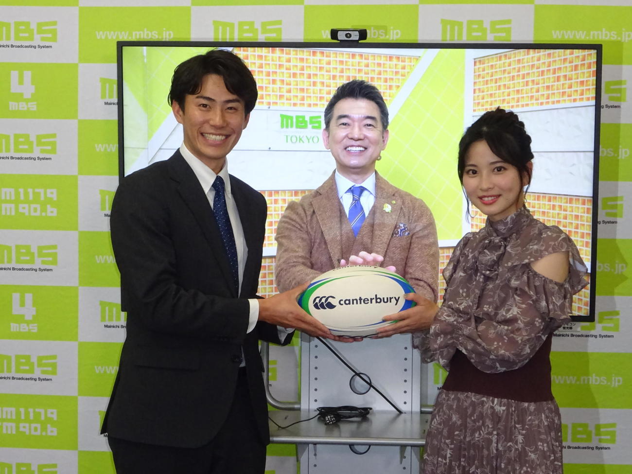年末年始の全国高校ラグビー大会ハイライト番組に出演する橋下徹氏（中央）左は毎日放送の三ツ広政輝アナ、右は女優の木下彩音（撮影・加藤裕一）＝2021年11月13日、大阪市北区の毎日放送