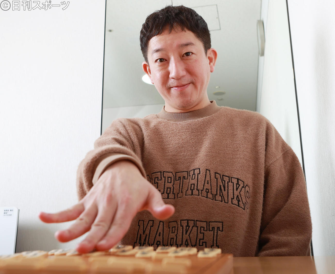 将棋を指すサバンナ高橋茂雄（撮影・野上伸悟）