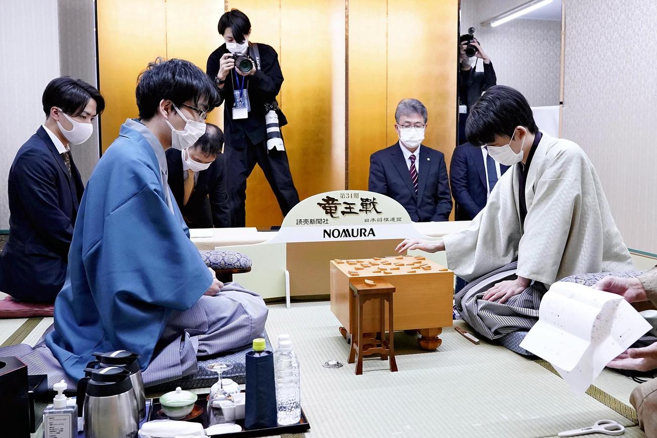 竜王戦第4局、封じ手を指す藤井聡太3冠（右）と豊島将之竜王（代表撮影）