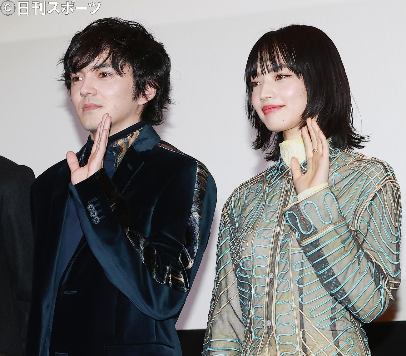 「恋する寄生虫」公開記念舞台あいさつを行った林遣都（左）と小松菜奈ら（撮影・野上伸悟）