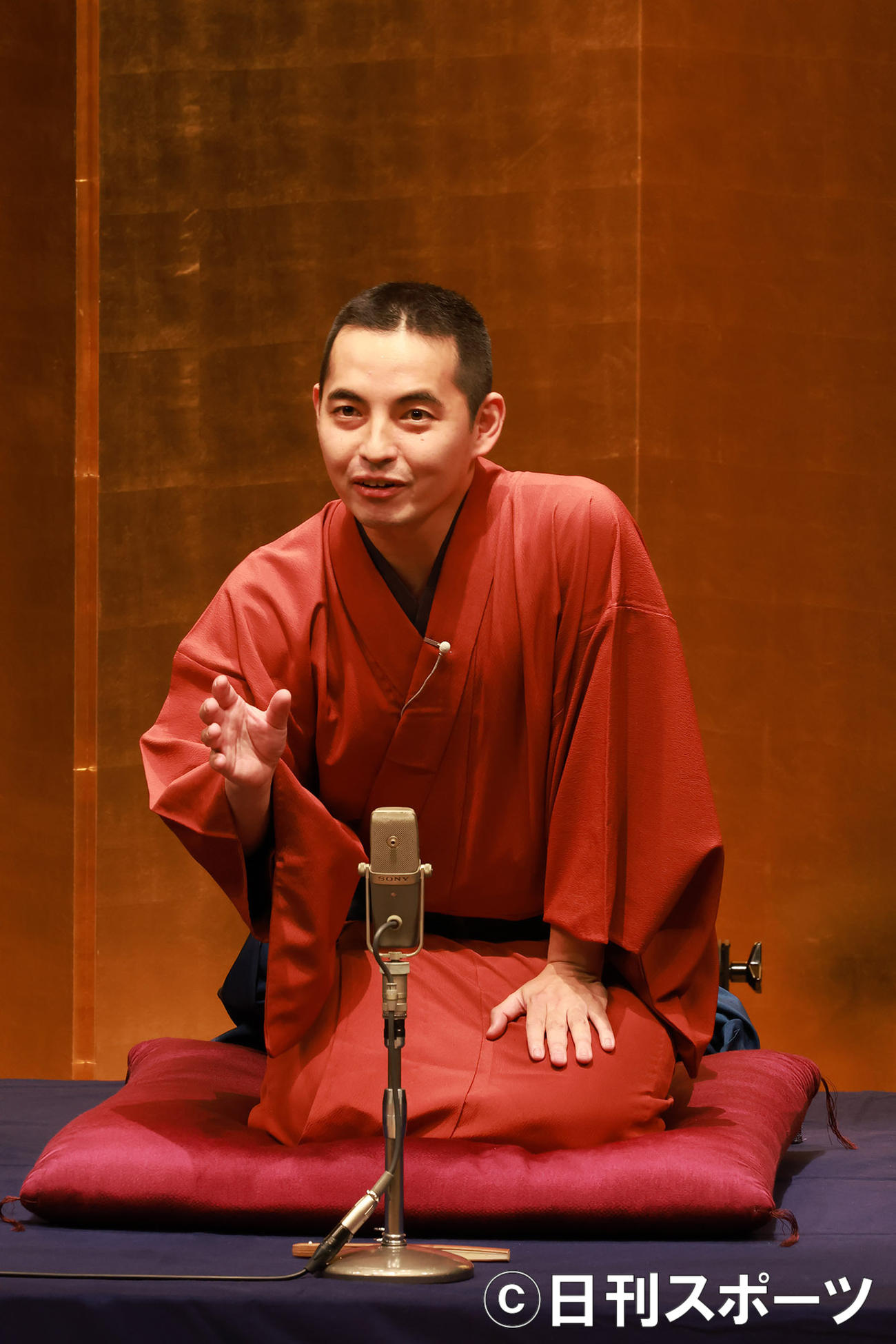 落語家10周年記念「三遊亭とむ大独演会」で「荒大名の茶の湯」を披露する三遊亭とむ