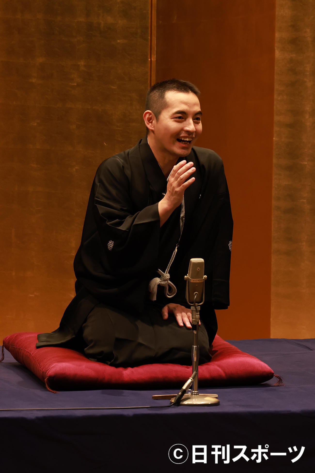 落語家10周年記念「三遊亭とむ大独演会」で「心眼」を披露する三遊亭とむ