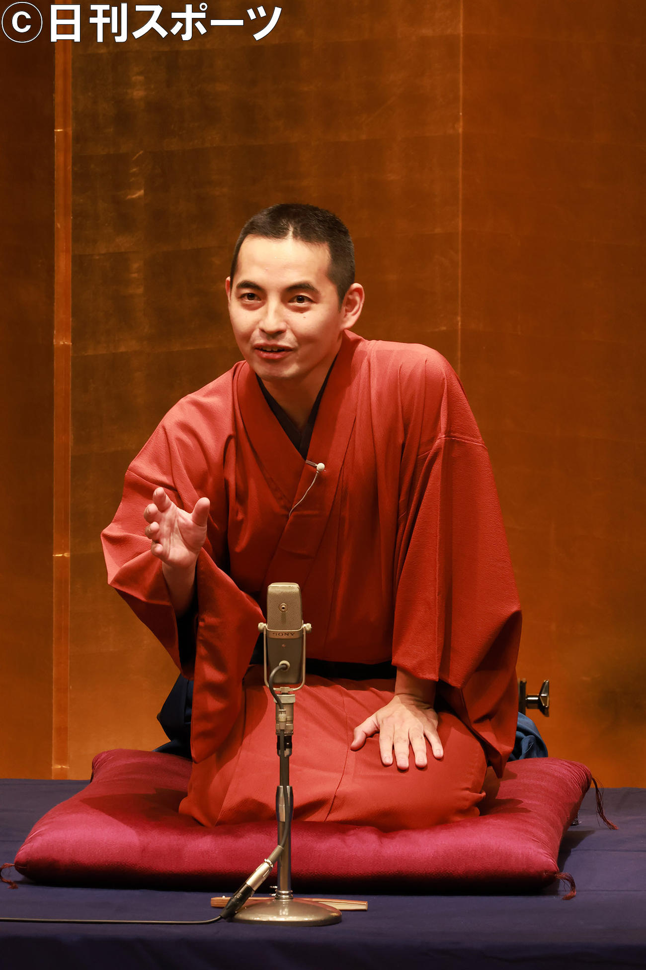 落語家10周年記念「三遊亭とむ大独演会」で「荒大名の茶の湯」を披露する三遊亭とむ