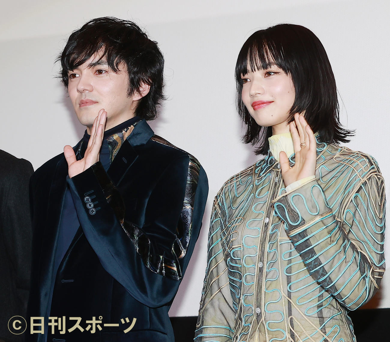 「恋する寄生虫」公開記念舞台あいさつを行った林遣都（左）と小松菜奈（撮影・野上伸悟）