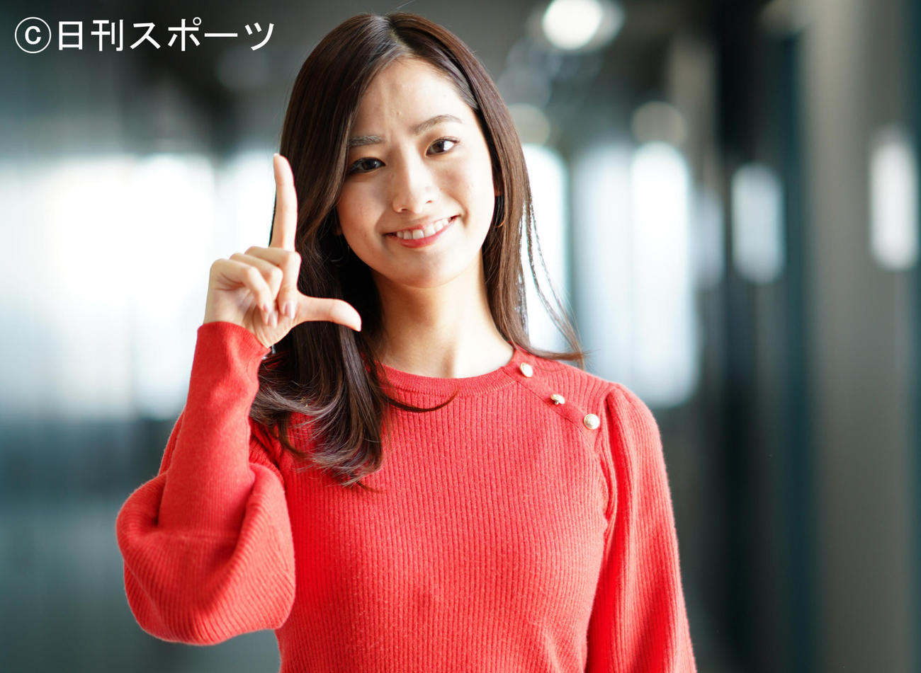 笑顔でポーズをとるTBSの田村真子アナウンサー。凜とした立ち姿が美しい方でした（撮影・菅敏）