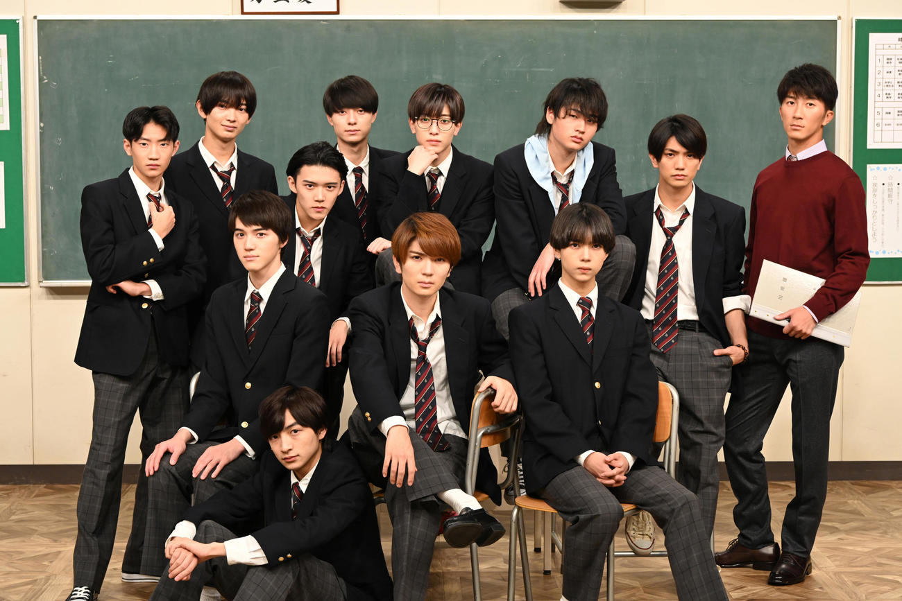 ドラマ「恋の病と野郎組　Season2」出演者。HiHi Jets高橋優斗（中央）ら生徒役11人と、教師役のジャニーズWEST濱田崇裕（右）