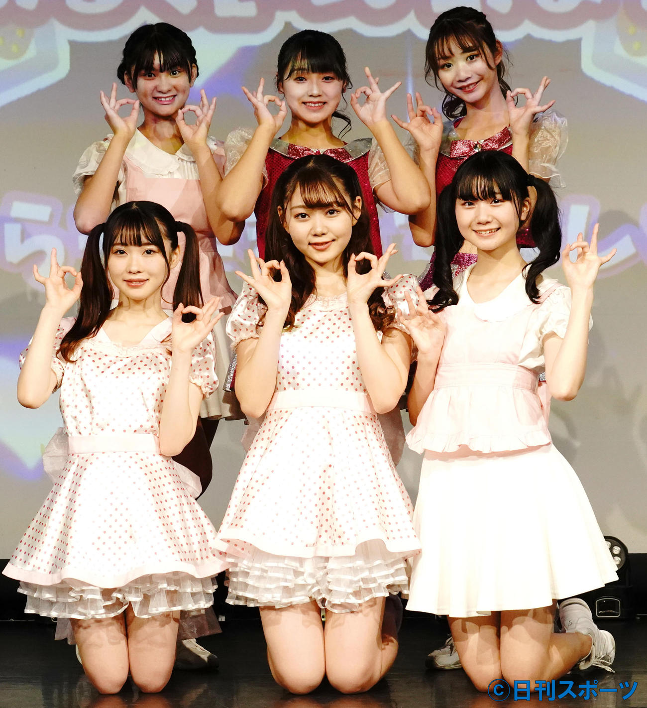 5周年記念ワンマンライブを行ったアイドルグループ、いちごみるく色に染まりたい。メンバー。前列左から森田みなみ、七瀬うみ、姫宮める。安土姫華、石田美羽、櫻井花子（撮影・佐藤成）