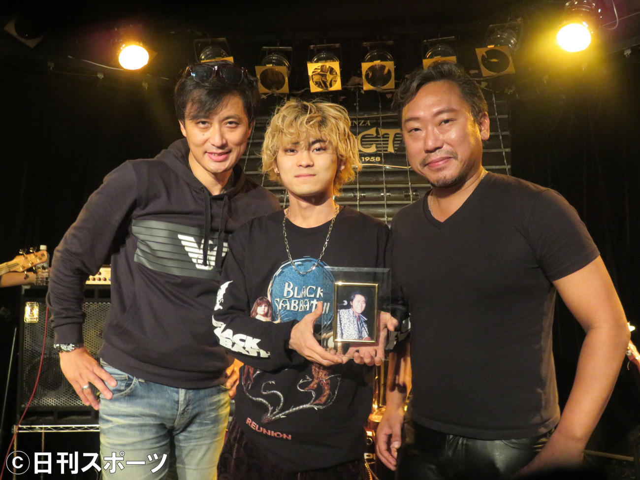 ジョニー大倉追悼ライブ「ジョニー・フォーエバー2021」に出演した孫の恵太（中央）。左は長男のケニー大倉、右は次男の大倉弘也