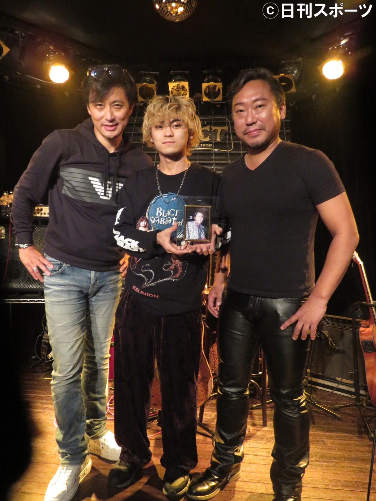 ジョニー大倉追悼ライブ「ジョニー・フォーエバー2021」に出演した孫の恵太（中）。左は長男のケニー大倉、右は次男の大倉弘也