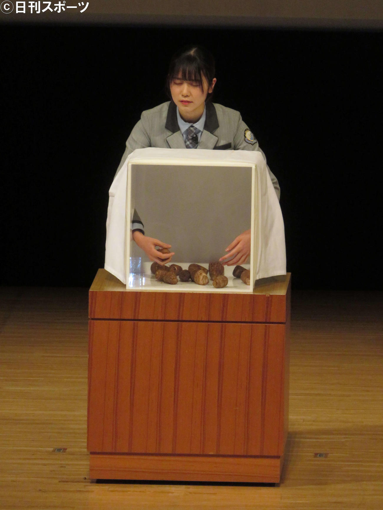埼玉150周年記念イベントで箱の中のサトイモを触る日向坂46の丹生明里（撮影・横山慧）