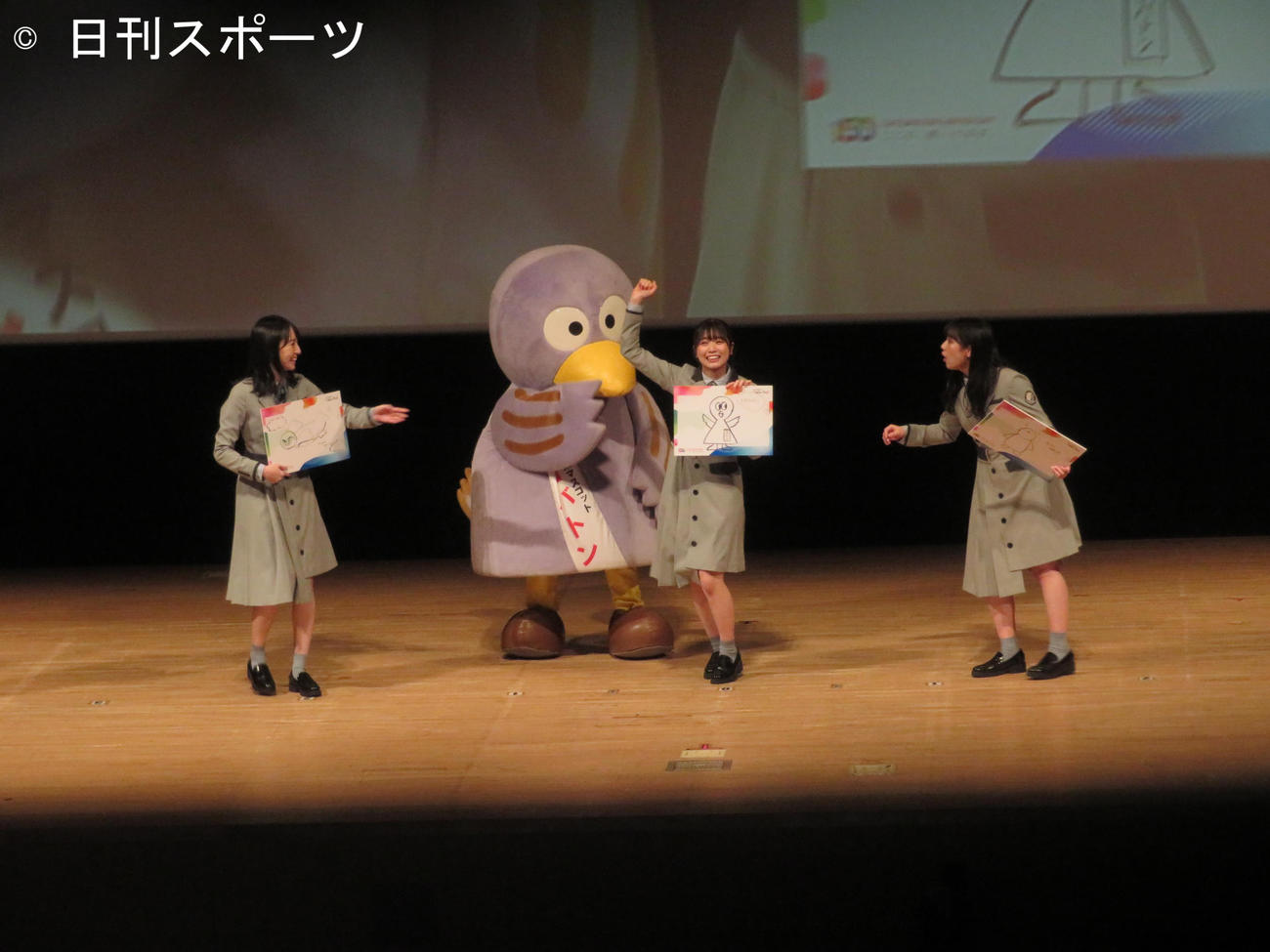 埼玉150周年記念イベントでコバトンの似顔絵を披露した日向坂46の（左から）金村美玖、丹生明里、渡邉美穂（撮影・横山慧）