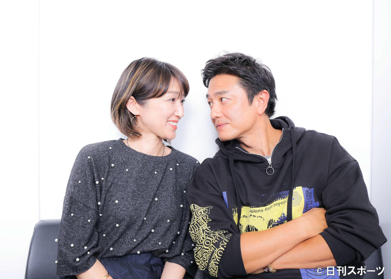 見つめ合う原田龍二（右）と愛夫人