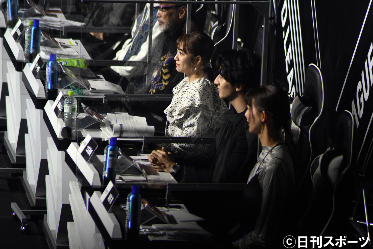 プロダンスリーグ「D．LEAGUE21－22」開幕戦で審査員を務めた高橋みなみ（中央）。手前から栗原恵、大貫勇輔（撮影・大友陽平）