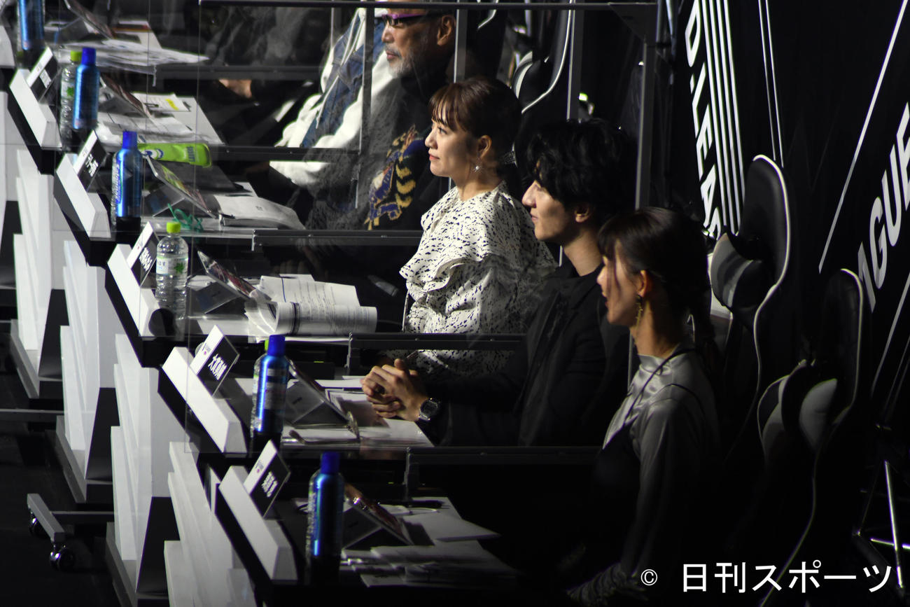 プロダンスリーグ「D．LEAGUE21－22」開幕戦で審査員を務めた高橋みなみ（中央）。手前から栗原恵、大貫勇輔（撮影・大友陽平）
