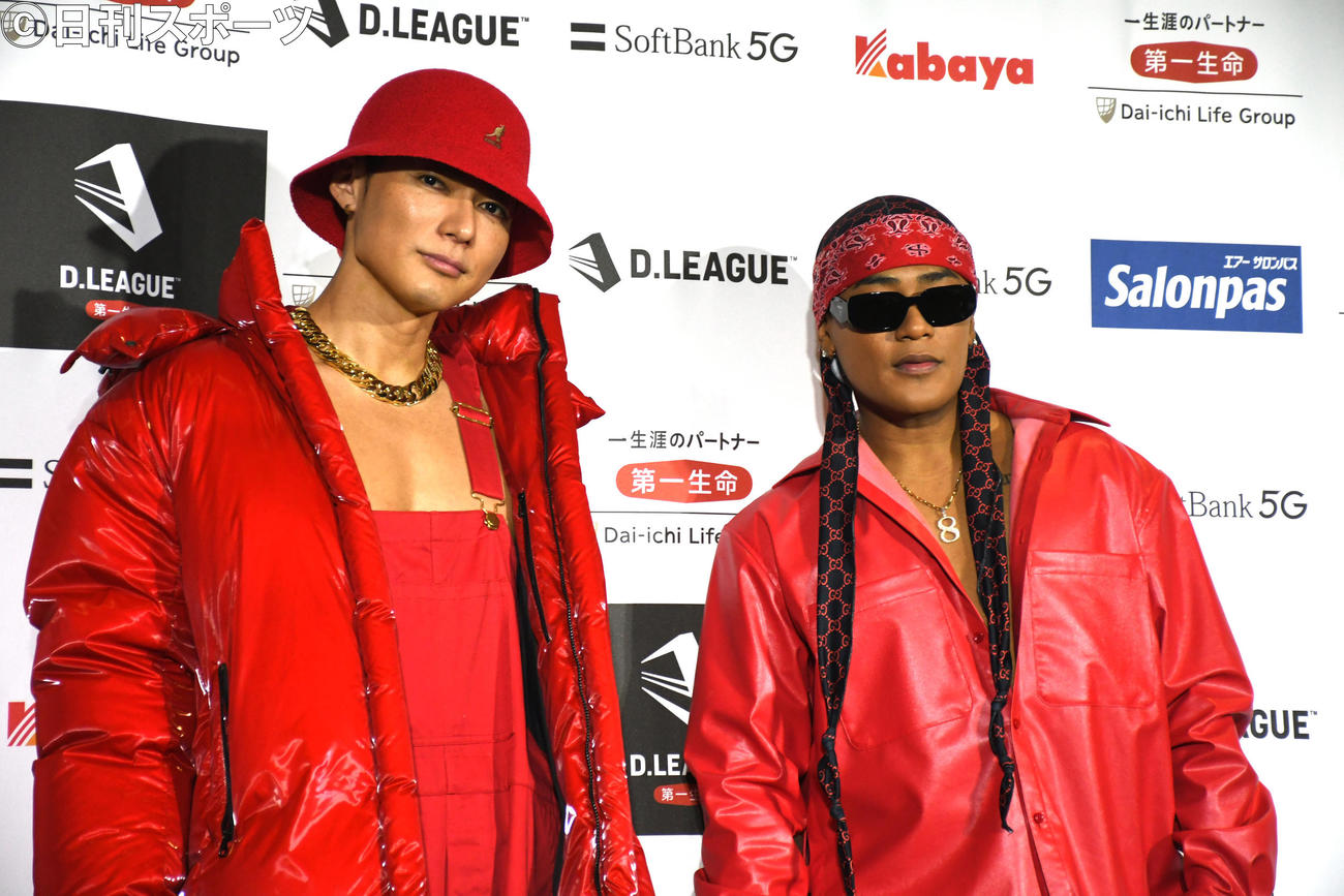 プロダンスリーグ「D．LEAGUE21－22」開幕戦でテーマ曲「Pull Up」を披露したKING＆KINGのSHOKICHI（左）とELLY（撮影・大友陽平）