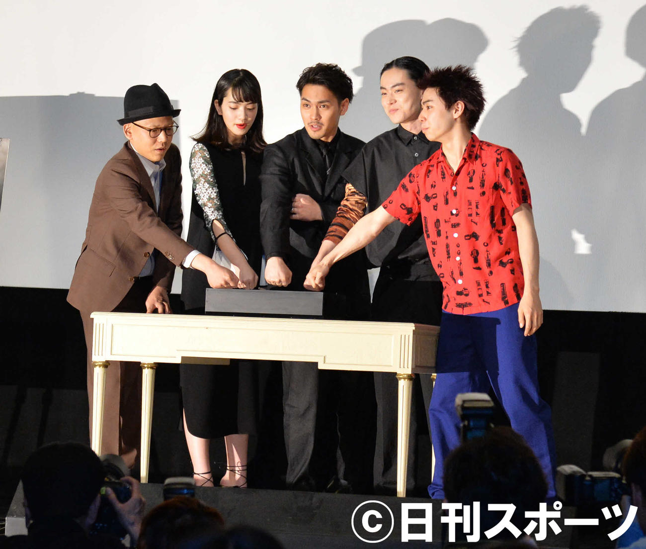 左から真利子哲也監督、小松菜奈、柳楽優弥、菅田将暉、村上虹郎（2016年4月撮影）