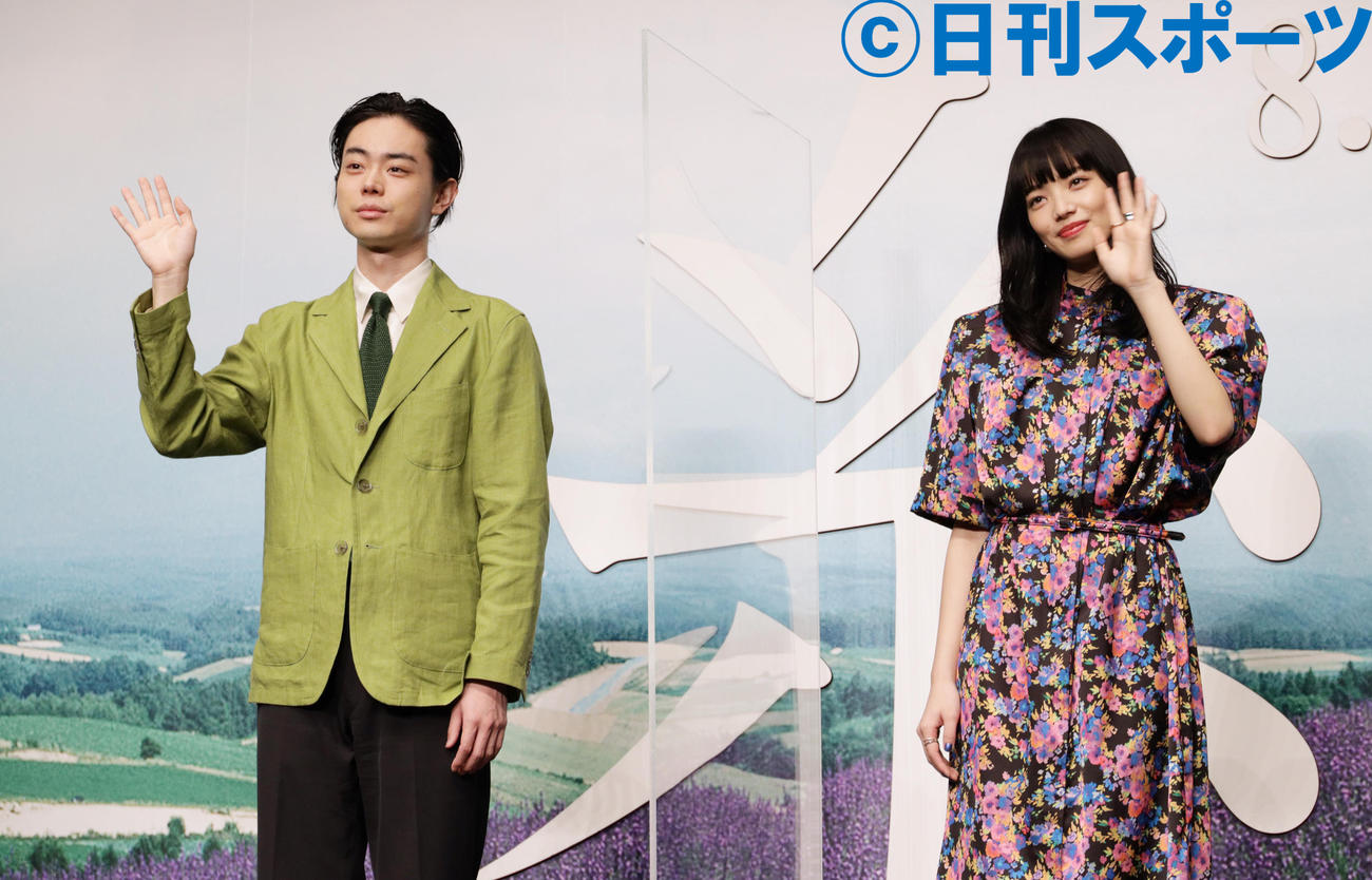菅田将暉（左）と小松菜奈（2020年8月撮影）
