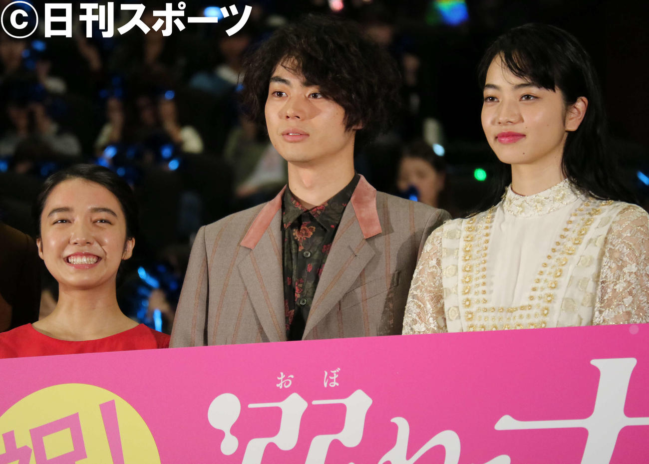 映画「溺れるナイフ」の初日舞台あいさつに出席した、左から上白石萌音、菅田将暉、小松菜奈