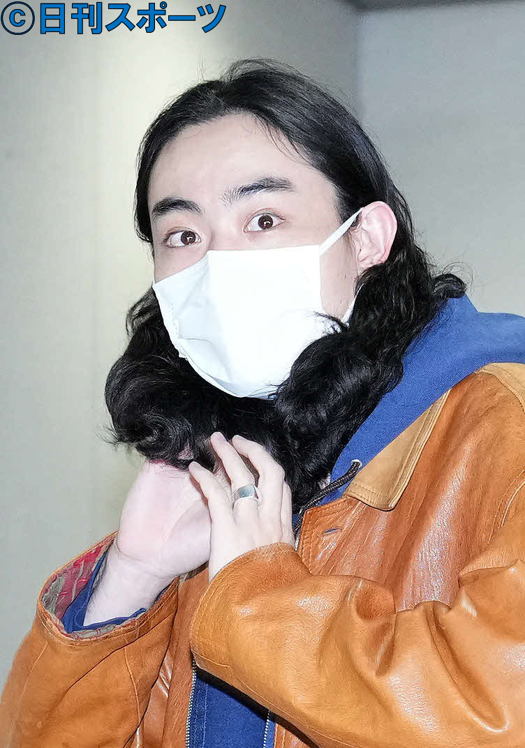 ラジオ収録へ向かう菅田将暉の左手薬指にはリングが光る（撮影・横山健太）