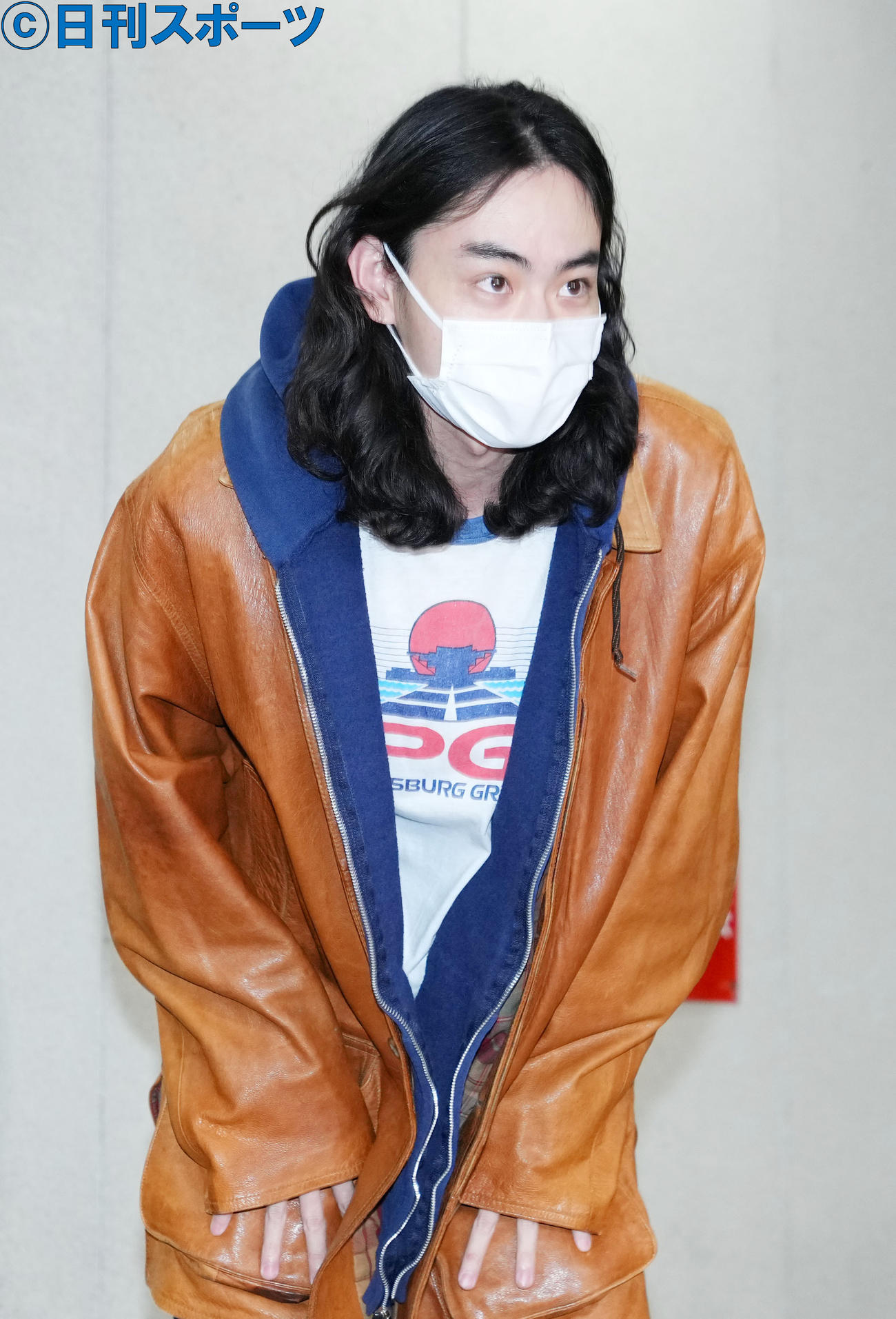 報道陣にお辞儀をしてラジオ収録へ向かう菅田将暉（撮影・横山健太）
