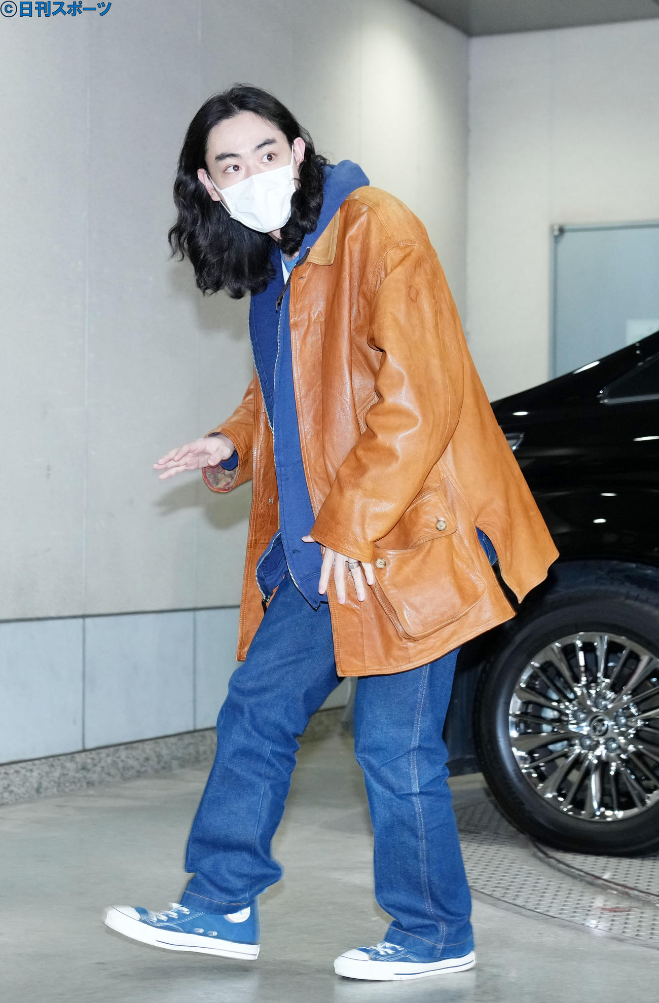 報道陣にあいさつをしてラジオ収録へ向かう菅田将暉（撮影・横山健太）