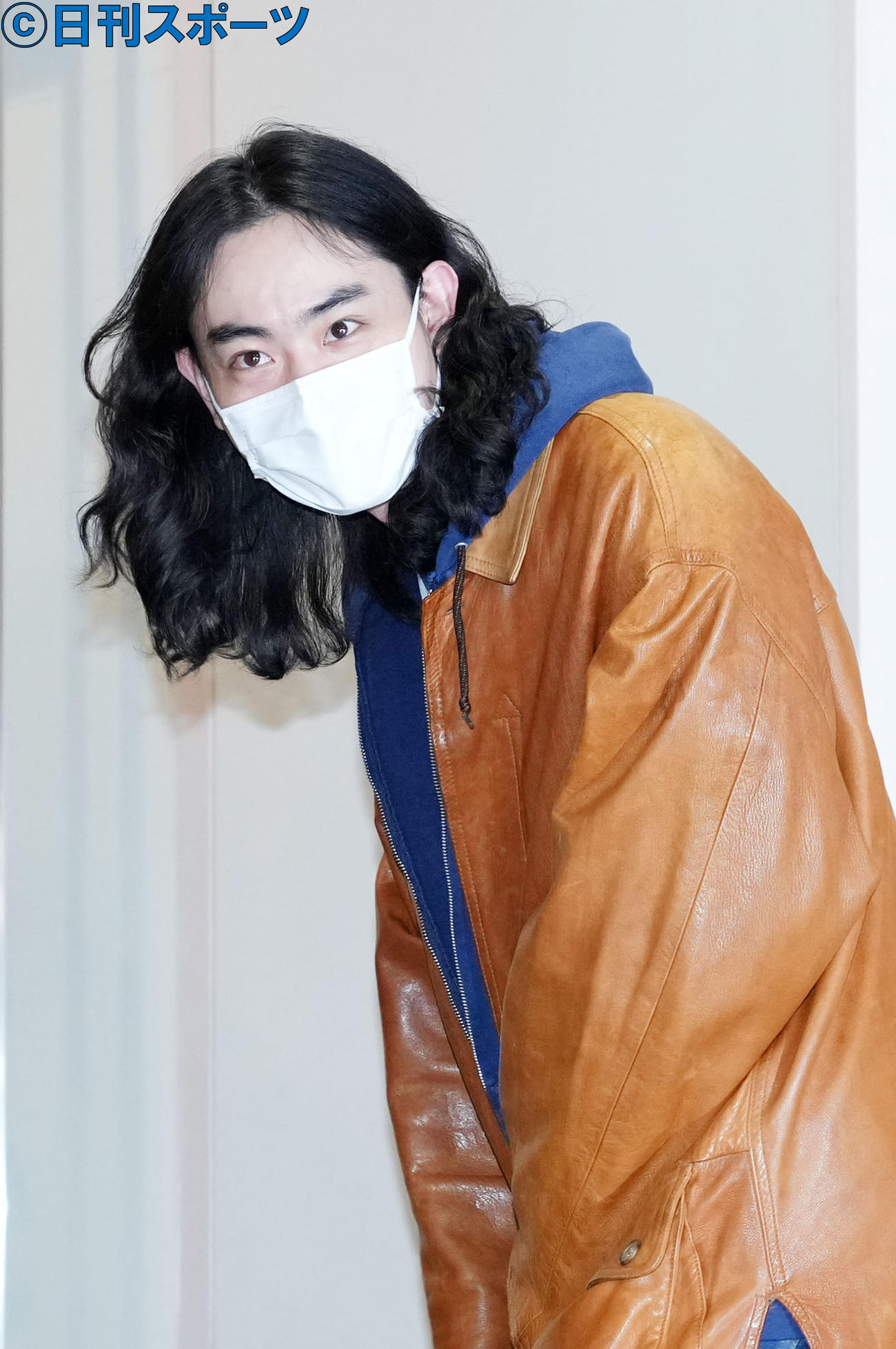 報道陣にお辞儀をしてラジオ収録へ向かう菅田将暉（撮影・横山健太）