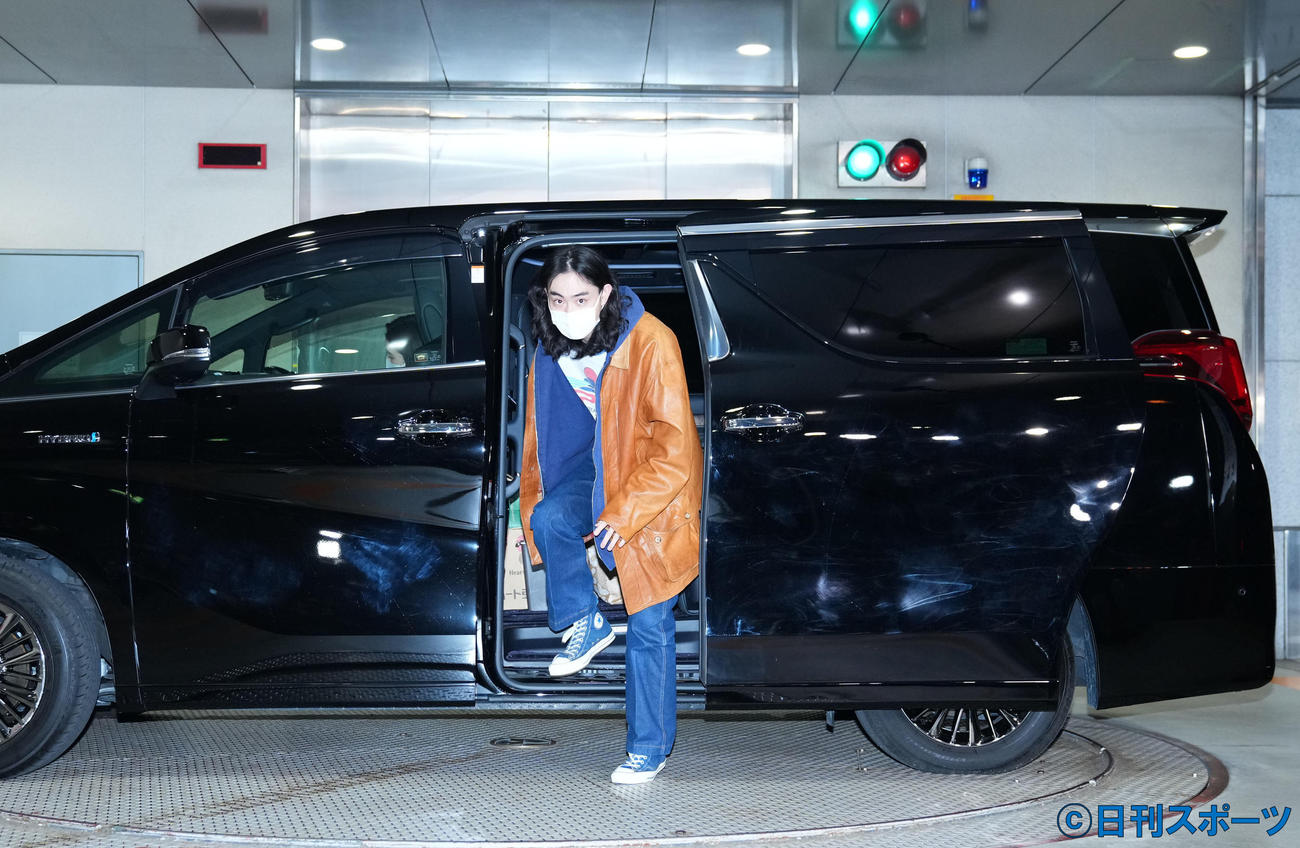 ラジオ収録へ向かう菅田将暉（撮影・横山健太）