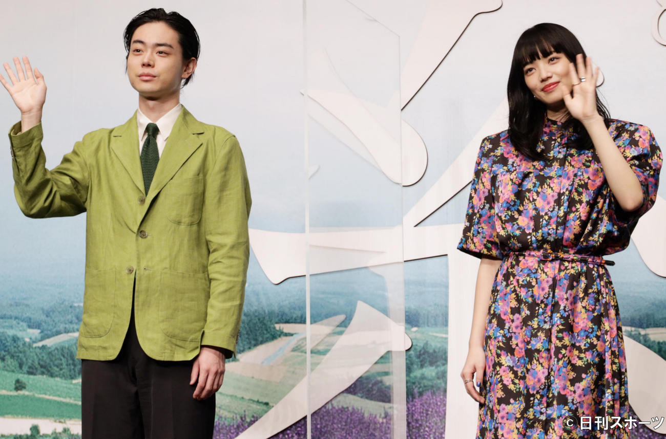 菅田将暉（左）と小松菜奈（2020年8月撮影）