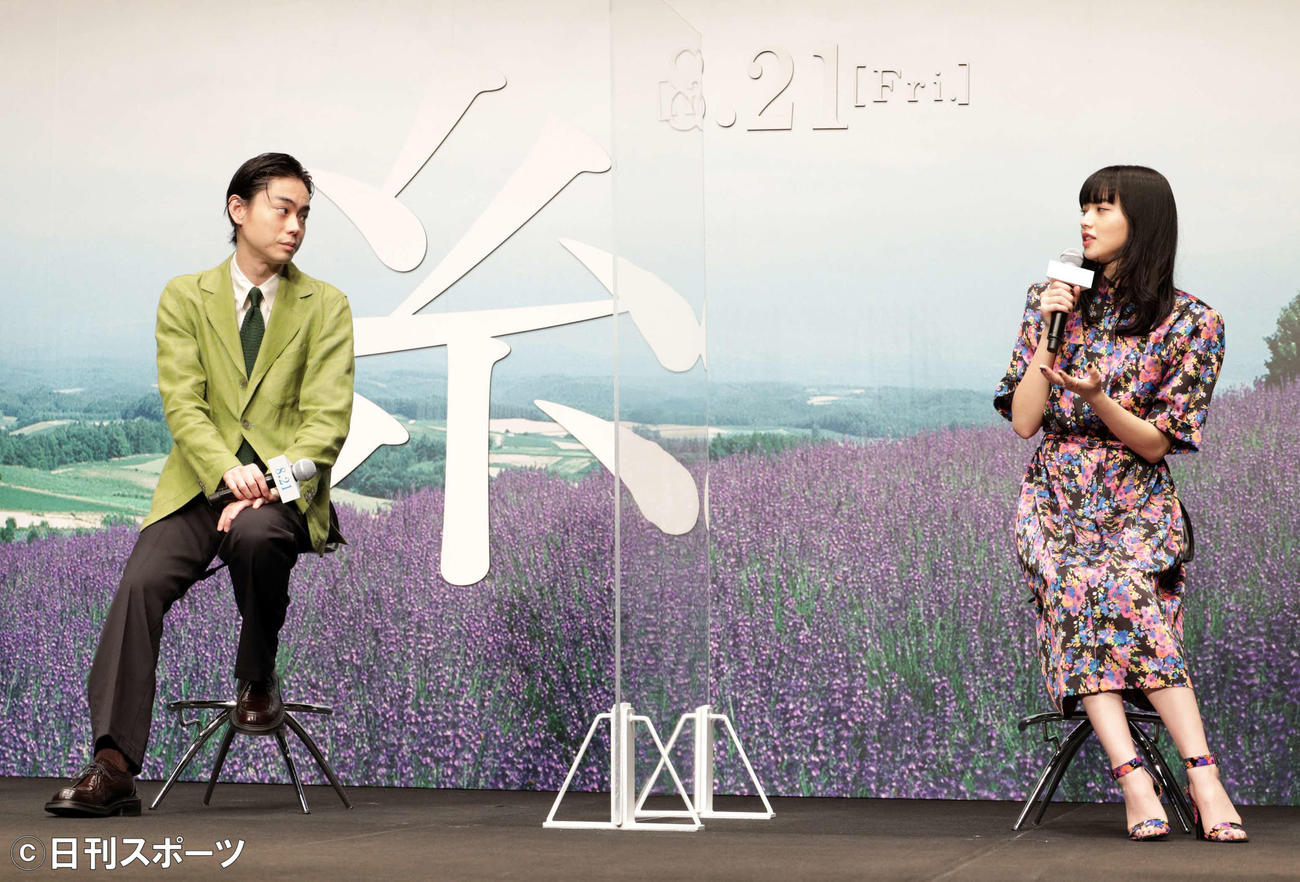 映画「糸」完成報告会に出席した菅田将暉（左）と小松菜奈（2020年8月撮影）