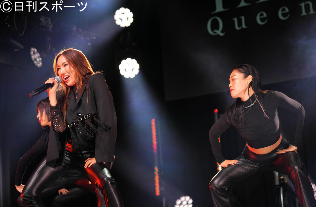 デビューイベントで熱唱するTAEKO（左から2人目）（撮影・横山健太）