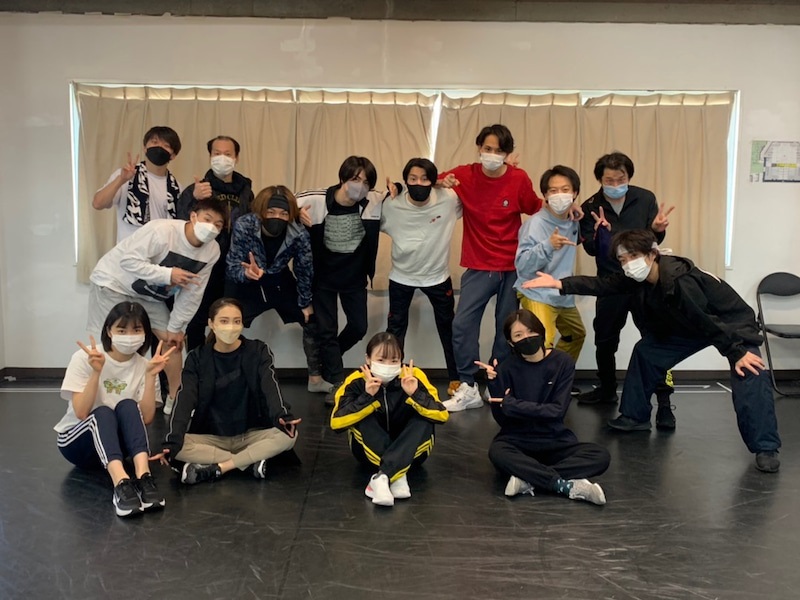 今泉佑唯（前列中央）のオフィシャルブログに掲載された主演舞台「修羅雪姫」キャストの集合写真