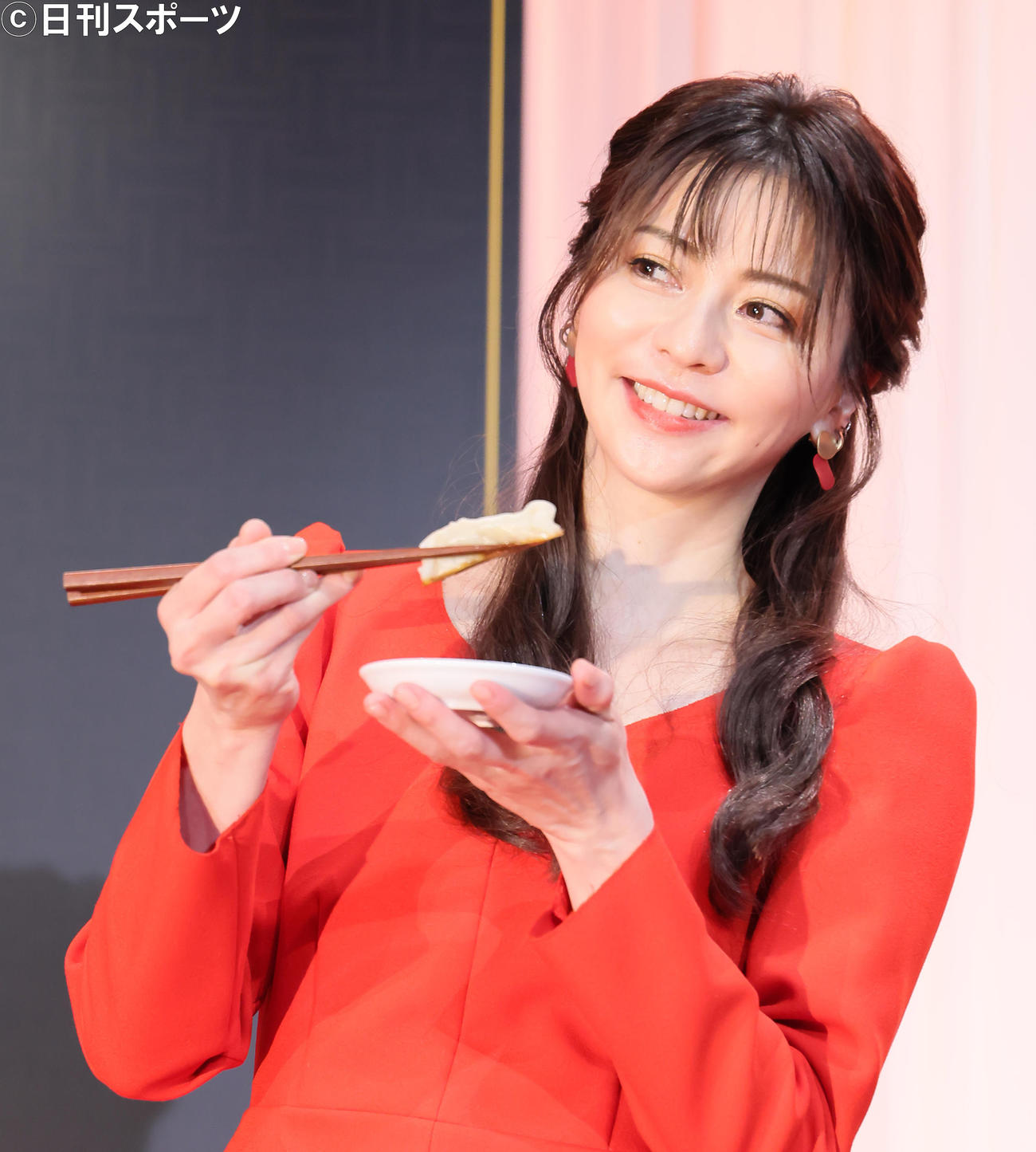 ギョーザを試食する香里奈（撮影・足立雅史）