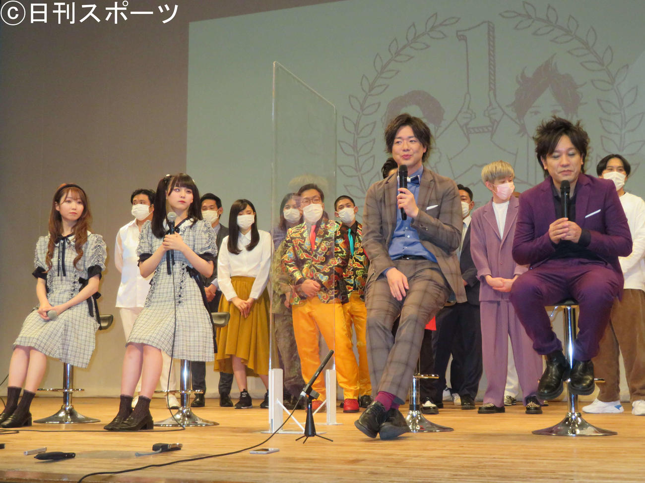 「特命ぺこぱ～ぺこぱ貸します～」1周年大感謝祭“スケシャルコラボやっちゃいますライブ”を開催した、前列左から＝LOVE大谷映美里、齊藤なぎさ、ぺこぱシュウペイ、松陰寺太勇（撮影・村上幸将）