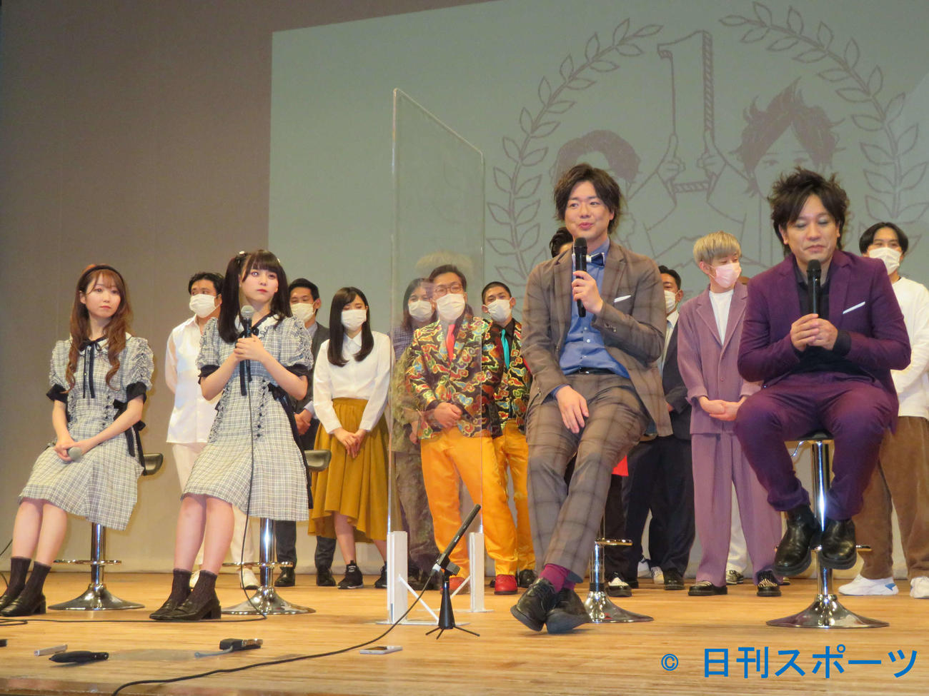 「特命ぺこぱ～ぺこぱ貸します～」1周年大感謝祭“スペシャルコラボやっちゃいますライブ”を開催した、前列左から＝LOVE大谷映美里、齊藤なぎさ、ぺこぱシュウペイ、松陰寺太勇（撮影・村上幸将）