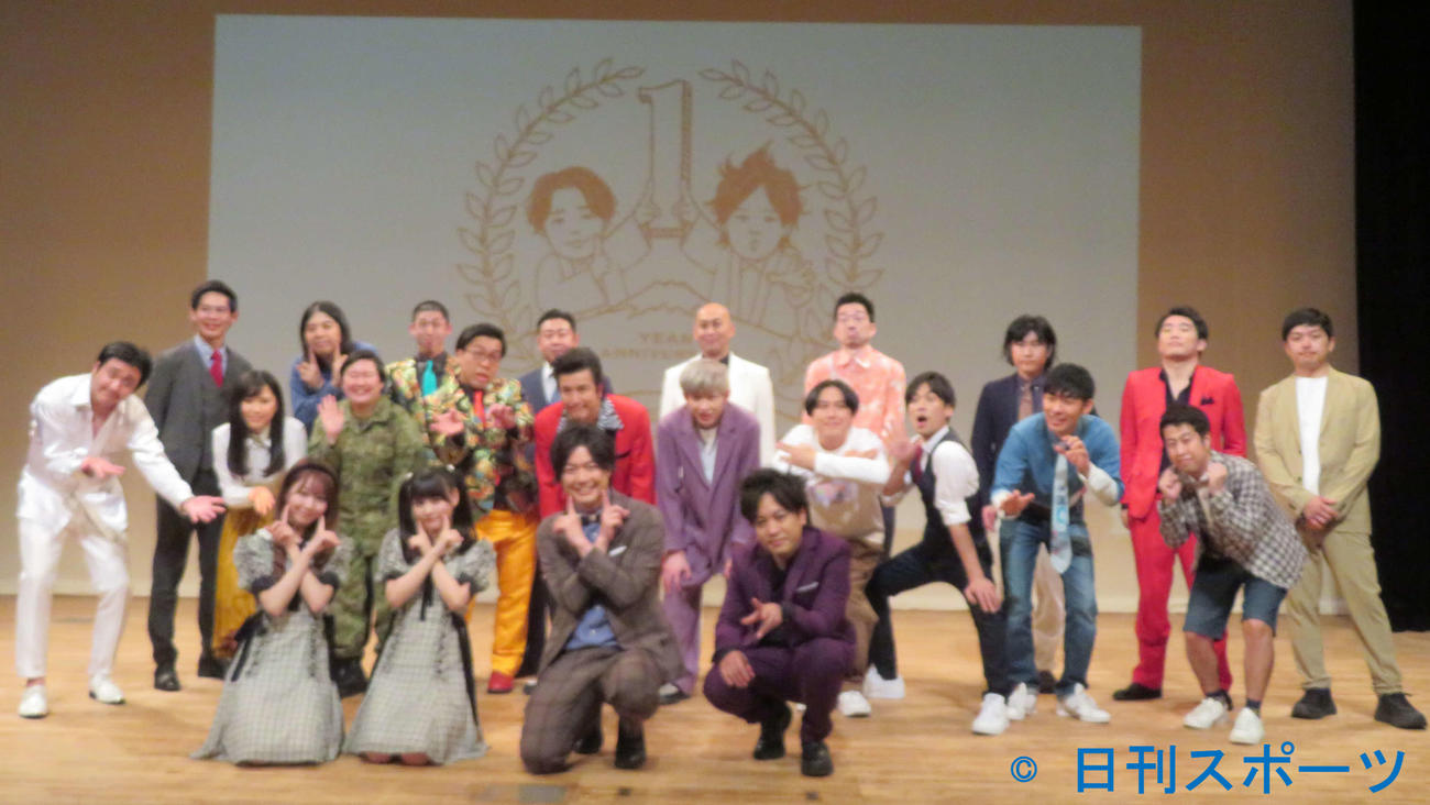 「特命ぺこぱ～ぺこぱ貸します～」1周年大感謝祭“スペシャルコラボやっちゃいますライブ”を開催した、前列左から＝LOVE大谷映美里、齊藤なぎさ、ぺこぱと出演芸人たち（撮影・村上幸将）