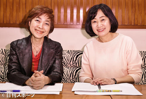 YouTubeチャンネル「河田町姉妹」を開設した平野早苗リポーター（左）と小柳美江リポーター（2021年10月撮影）