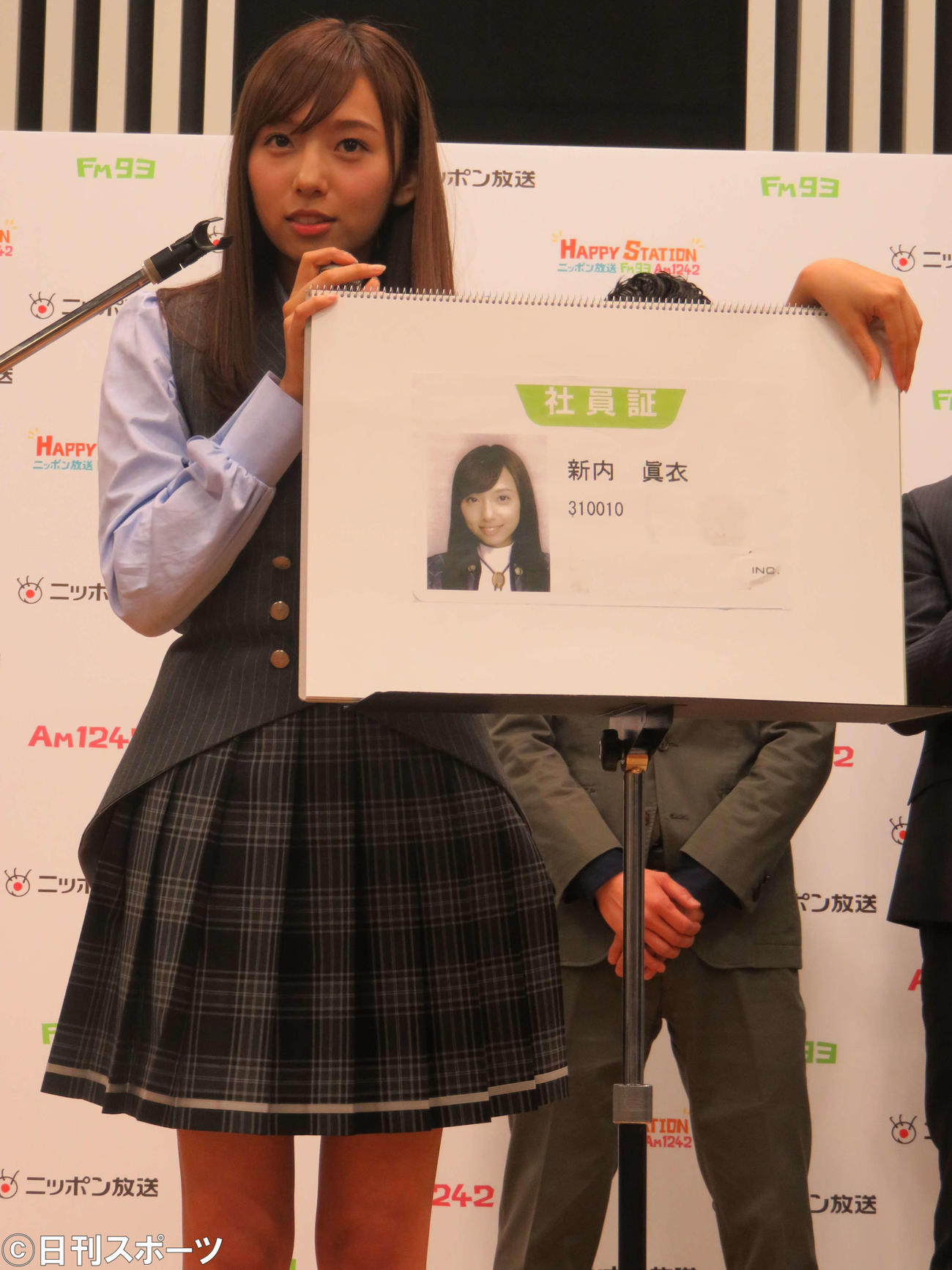 16年3月　OLとしての社員証を見せながら自己紹介をする乃木坂46の新内眞衣