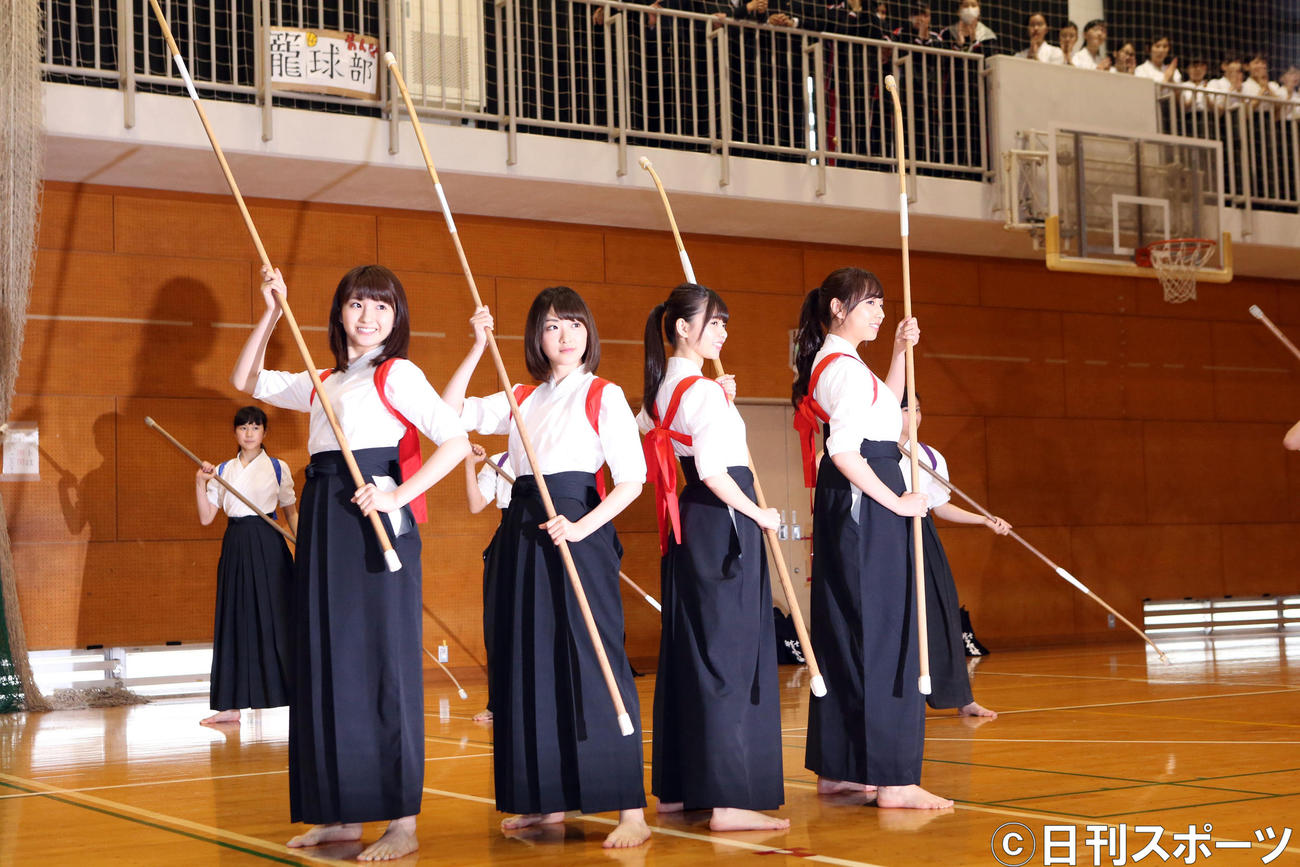 17年4月　舞台「あさひなぐ」のモデル校の都立富士高校にサプライズ訪問し、なぎなた部員といっしょにリズムなぎなたを披露する乃木坂46。右端が新内眞衣