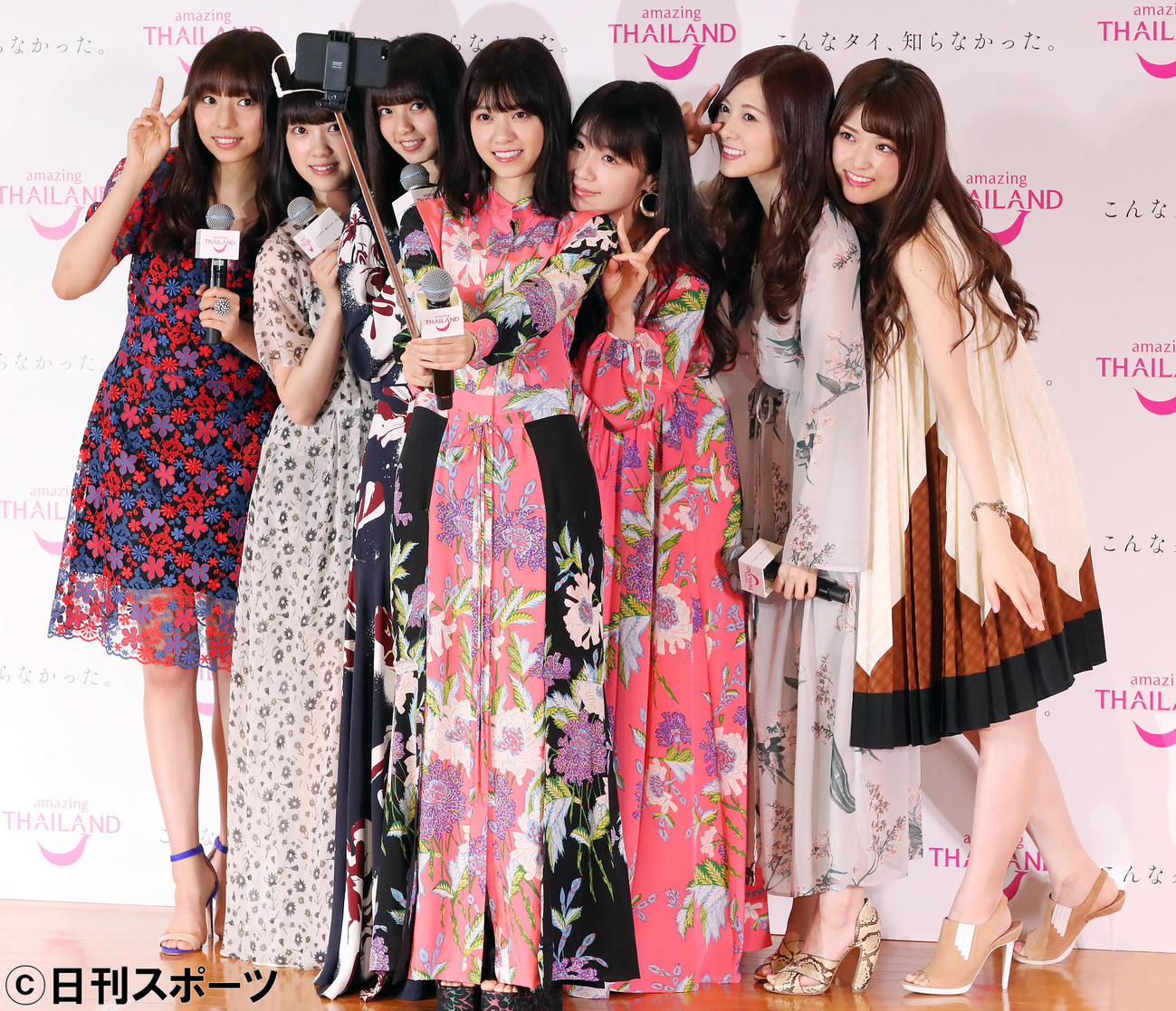 17年6月、タイ観光大使就任発表会で、自撮り棒で記念撮影する乃木坂46。左端が新内眞衣