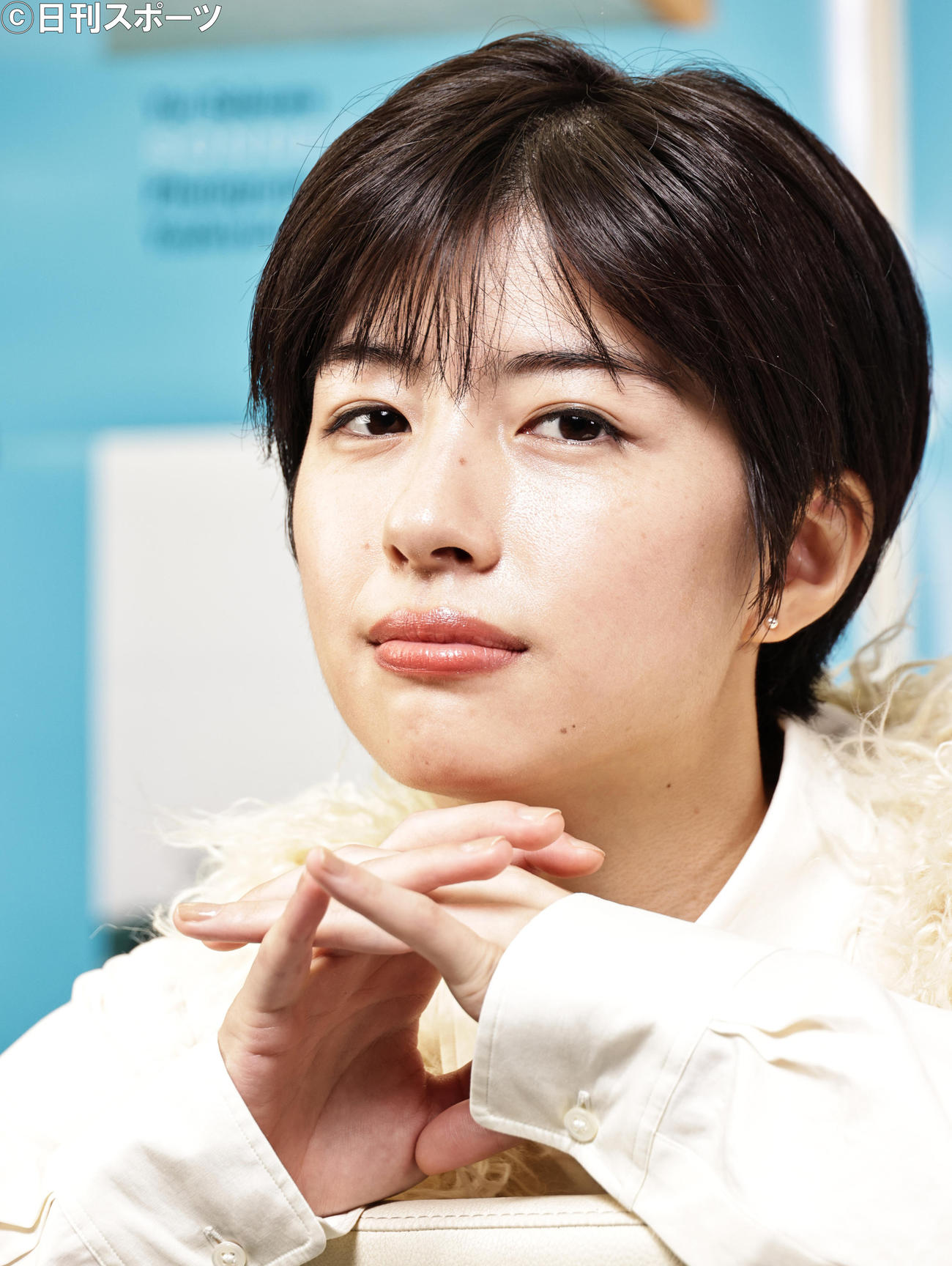写真集刊行イベント後にインタビューでポーズを取る佐久間由衣（2021年11月6日撮影）