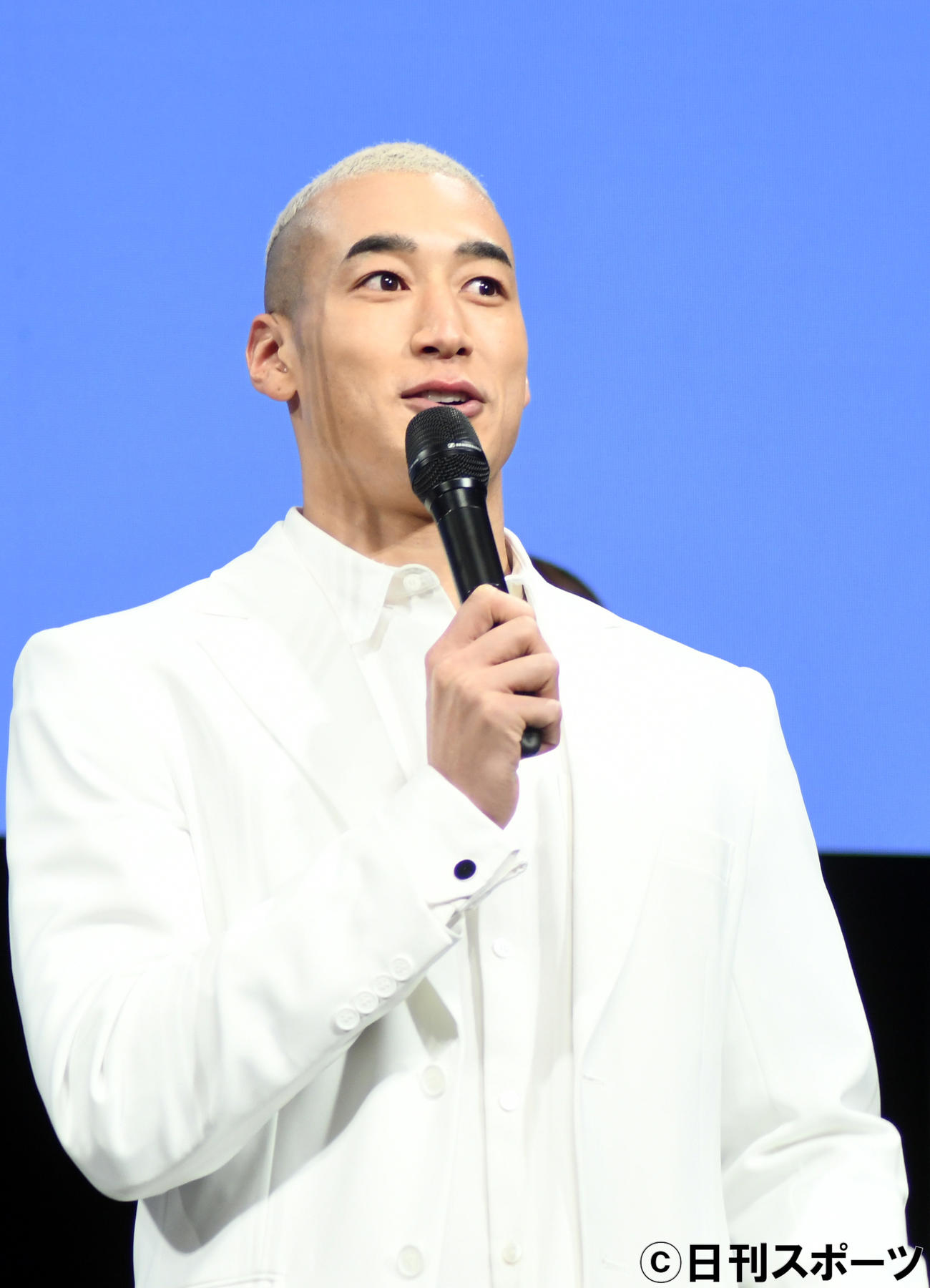映画「昨日より赤く　明日より青く－CINEMA FIGHTERS project－」プレミア上映会でトークする関口メンディー（撮影・大友陽平）