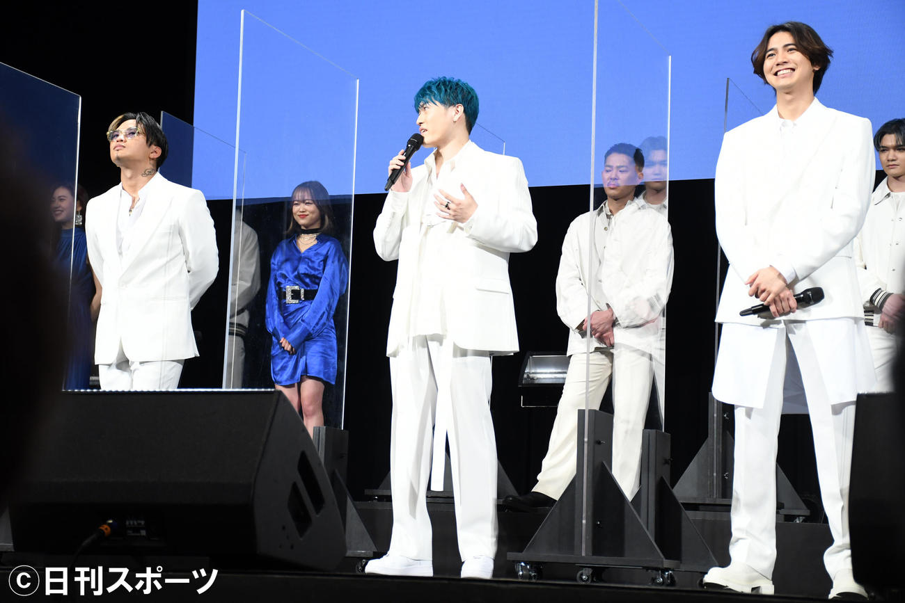 映画「昨日より赤く　明日より青く－CINEMA FIGHTERS project－」プレミア上映会で中務裕太（中央）のトークに笑顔を見せる片寄涼太（右）（撮影・大友陽平）