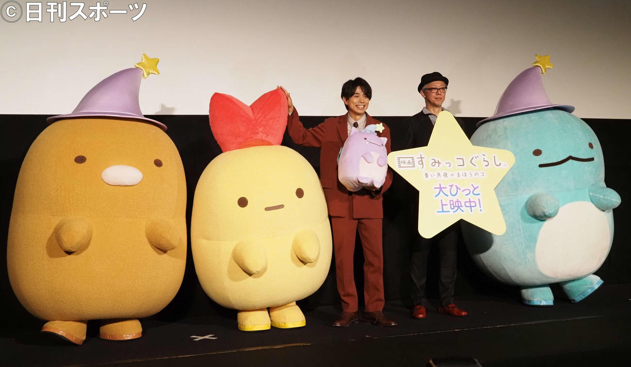 映画「すみっコぐらし　青い月夜のまほうのコ」大ヒット御礼舞台あいさつに出席した、左からとんかつ、えびふらいのしっぽ、井ノ原快彦、大森貴弘監督、とかげ（撮影・遠藤尚子）