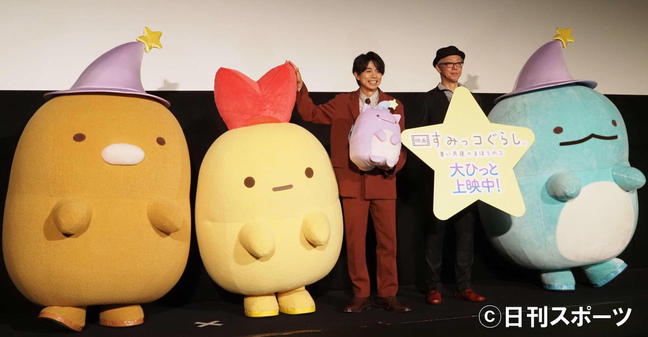 映画「すみっコぐらし　青い月夜のまほうのコ」大ヒット御礼舞台あいさつに出席した、左からとんかつ、えびふらいのしっぽ、井ノ原快彦、大森貴弘監督、とかげ（撮影・遠藤尚子）