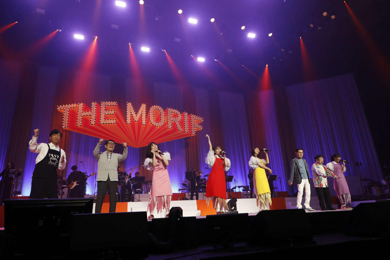 「ドリフ＆ももクロライブフェス～コントもあるョ！全員集合～produce byもリフのじかん」に出演したザ・ドリフターズと、ももいろクローバーZ（C)ニコニコ