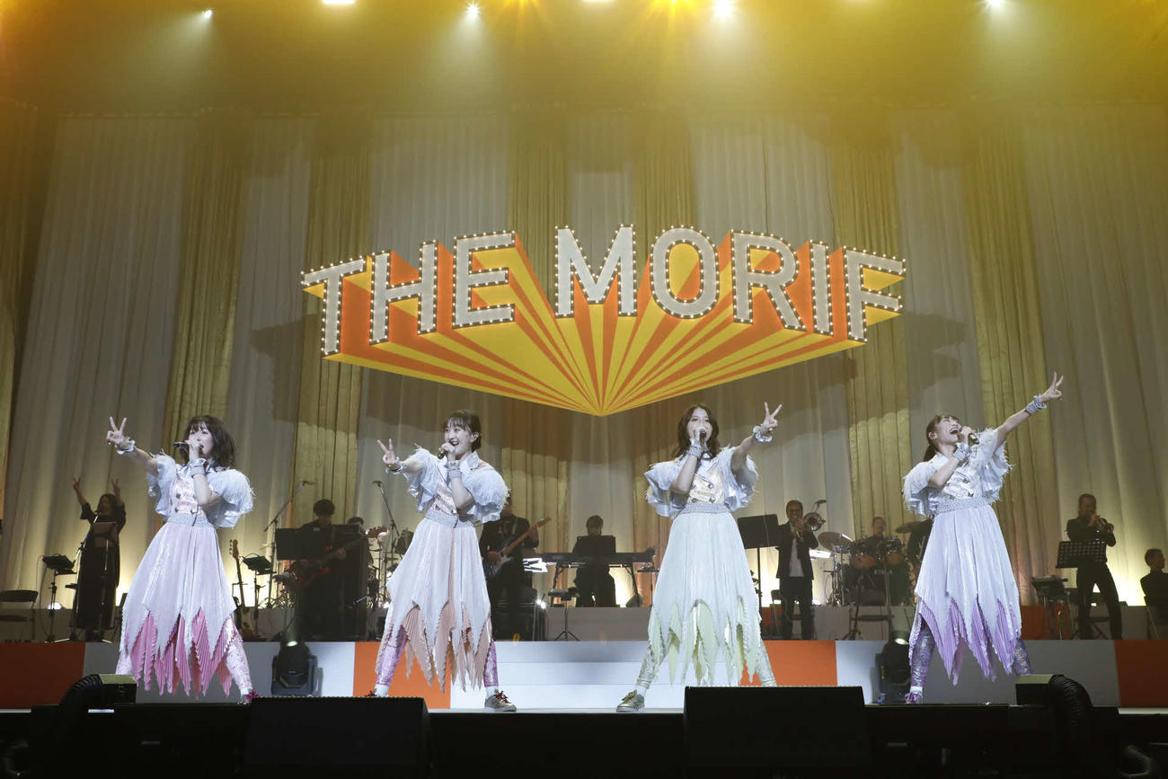 「ドリフ＆ももクロライブフェス～コントもあるョ！全員集合～produce byもリフのじかん」に出演した、ももいろクローバーZ（C）ニコニコ