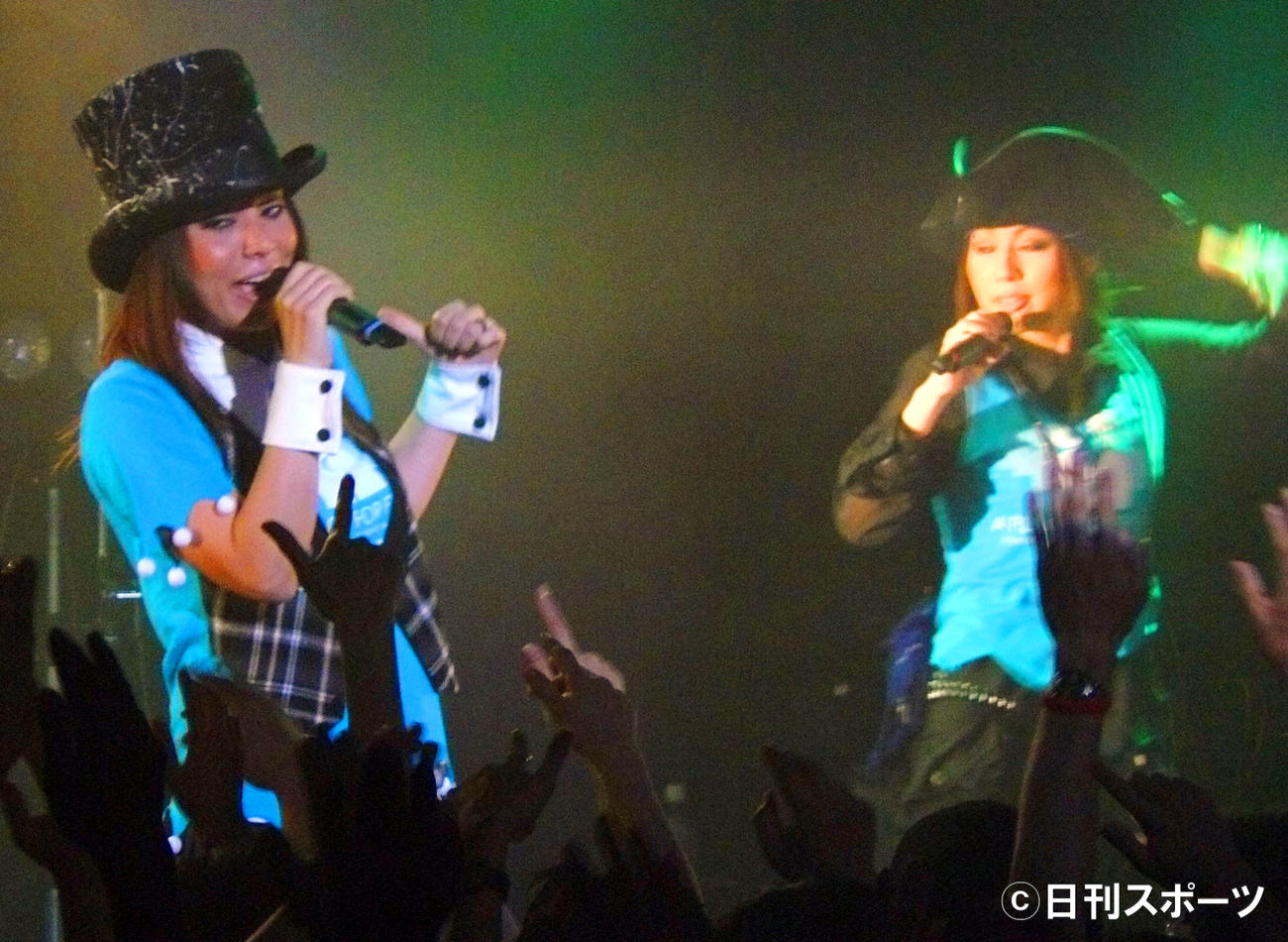 08年5月、シークレットライブを行うBENNIE K。左がCICO、右はYUKI