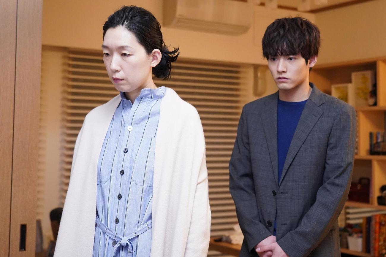 氷河衛（江口のりこ＝左）に春野優（赤楚衛二）はバイトを始めたことを告げた（C）フジテレビ