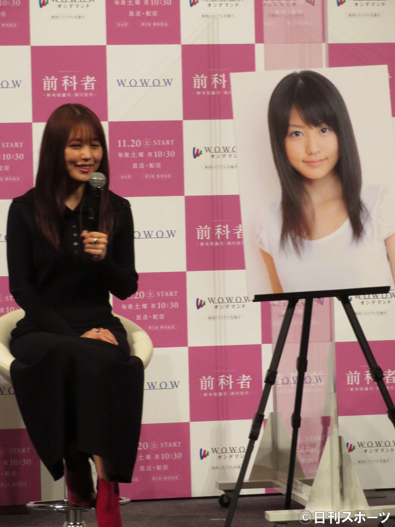 「WOWOWオリジナルドラマ　前科者－新米保護司・阿川佳代－」完成報告会で、デビュー当時の写真を見て笑みを浮かべる有村架純（撮影・村上幸将）